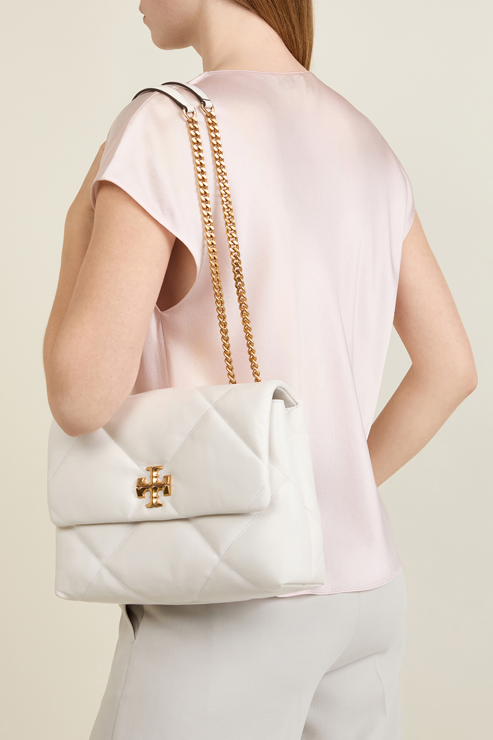 תמונת כל הלוק של תיק כתף קירה קווילט TORY BURCH